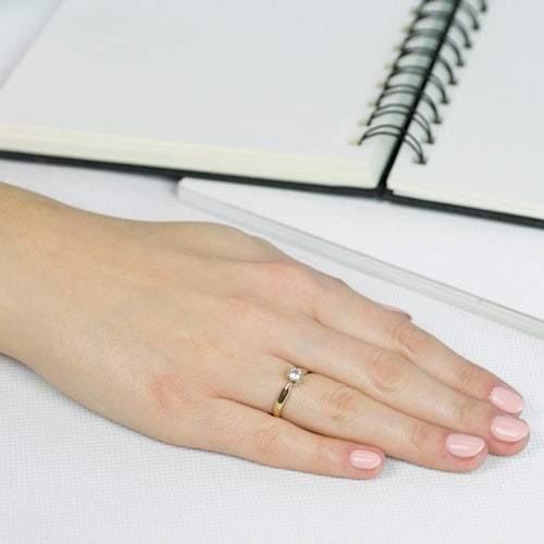 Pierścionek zaręczynowy SAVICKI: złoty, biały szafir